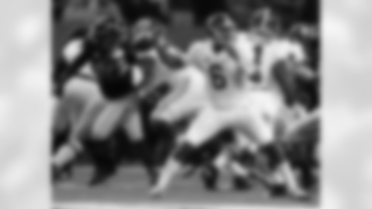 Alabama quarterback Blake Sims works against Missouri during the SEC championship.