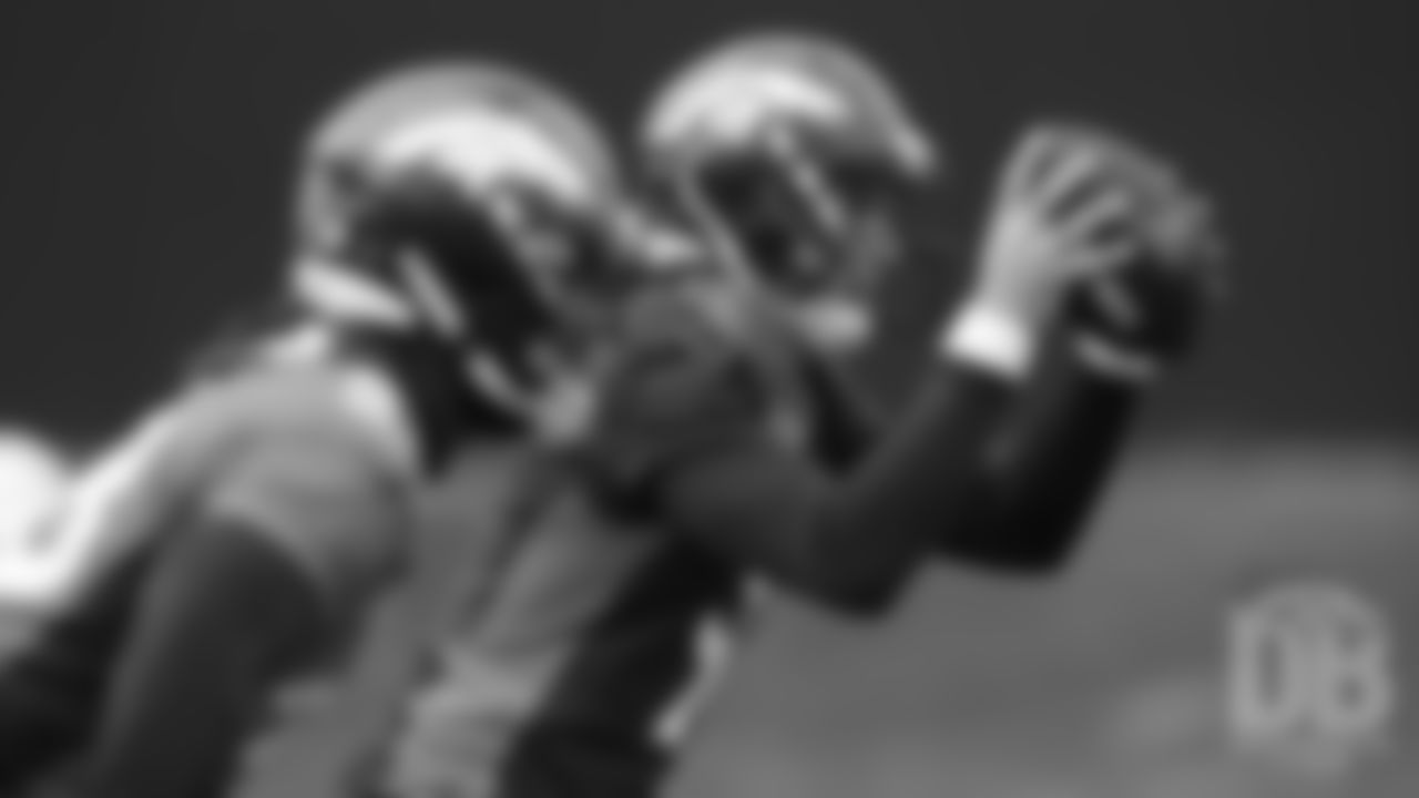 Kevin Hogan catches a shotgun snap during the third and final day of voluntary veteran minicamp on April 18, 2019.
