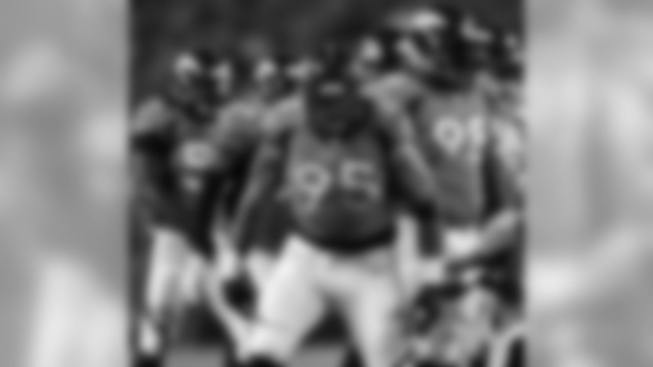 DE Derek Wolfe