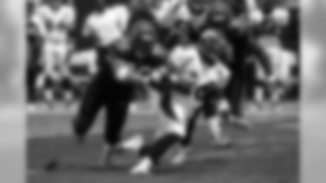 Clinton Portis rushes the ball against the Cincinnati Bengals at Paul Brown Stadium in Cleveland, Ohio on September 7, 2003.
