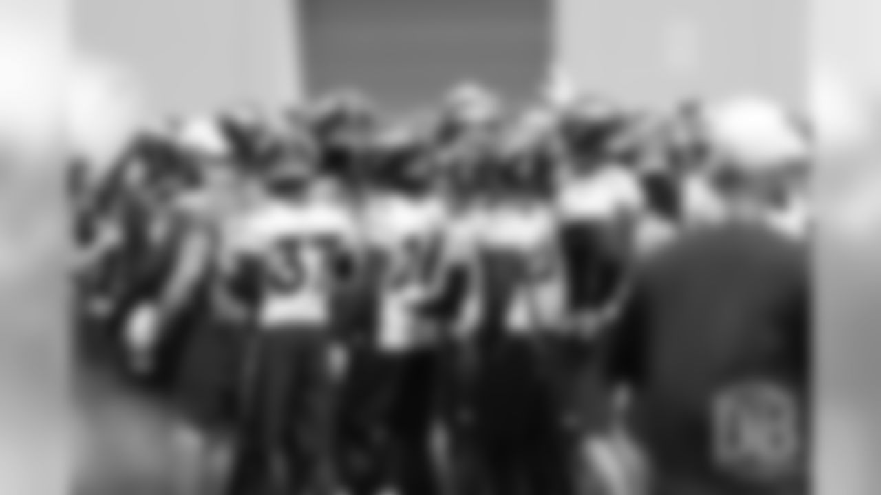 The team huddles up after their warmup drills during the first day of voluntary veteran minicamp on April 16, 2019.