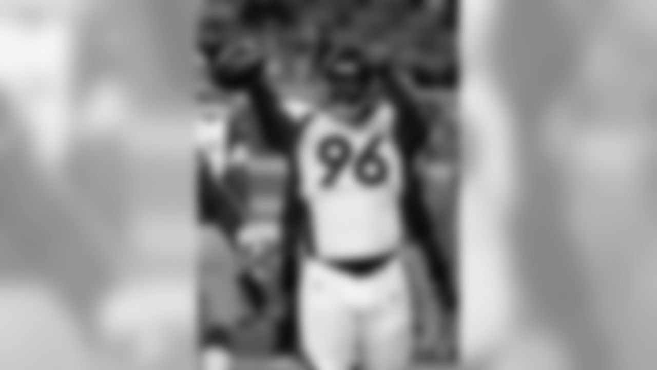 Defensive end Shelby Harris