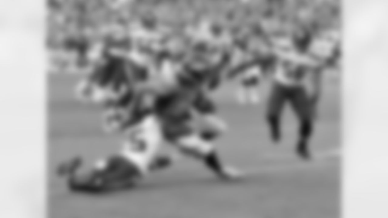 Decker catches a pass from Manning.