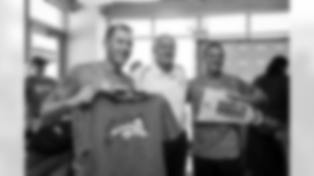 Military members pose for a photo with Randy Gradishar during USAA's Salute to Service NFL Boot Camp at Centura Health Training Center on August 29, 2023 in Englewood, Colorado. Photo by Ben Swanson / Denver Broncos