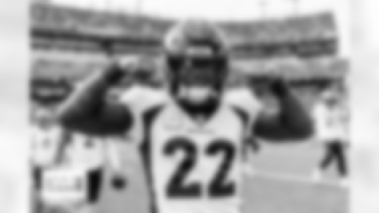 Kareem Jackson flexes his biceps during warmups at the Broncos' Week 10 game against the Tennessee Titans at Nissan Stadium in Nashville, Tennessee on November 13, 2022. (Photo by Ben Swanson)