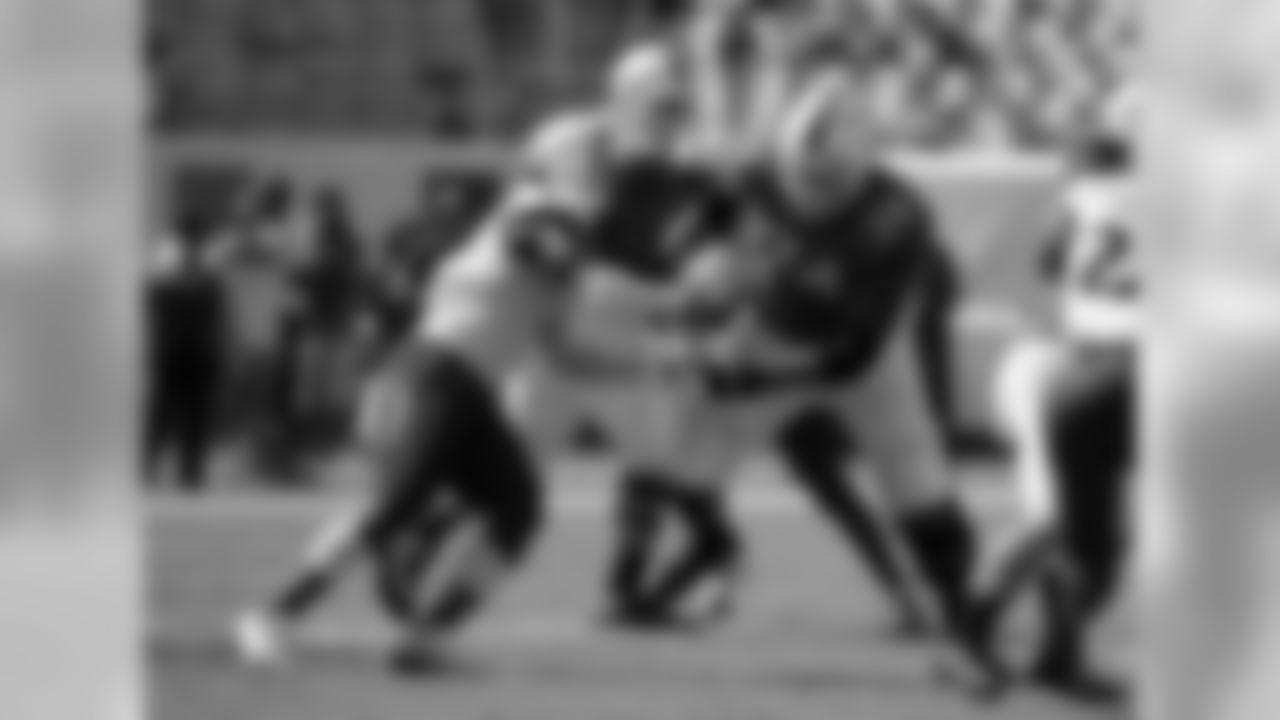 Miami offensive tackle Ereck Flowers prepares to block against Cincinnati linebacker Clemente Casseus.