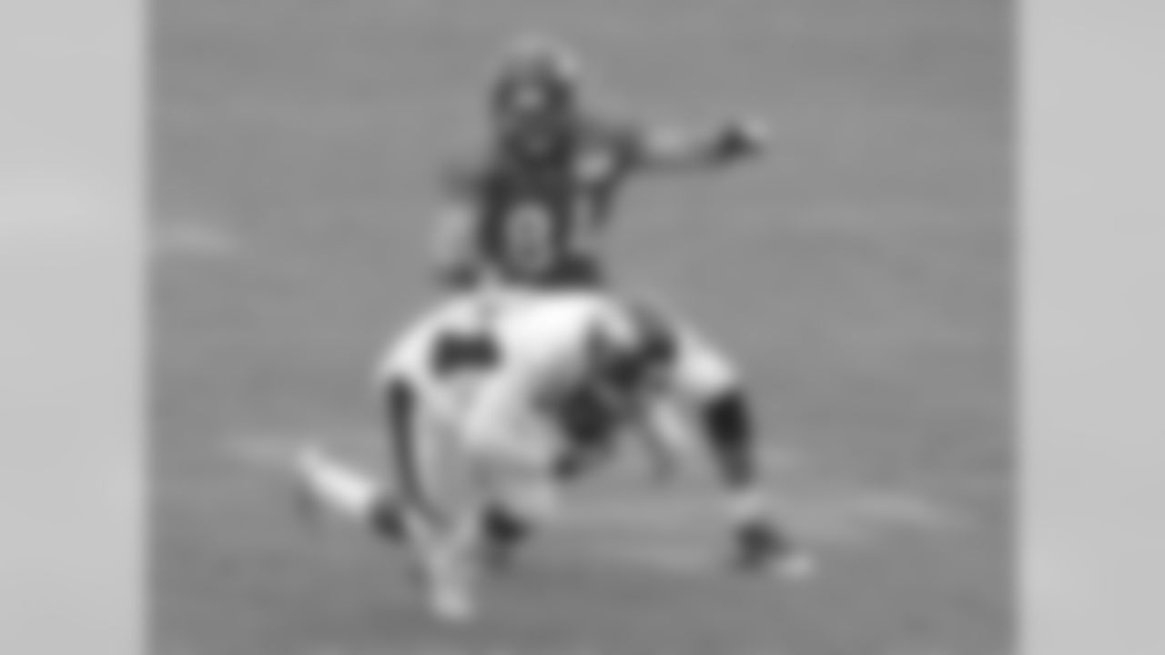 CB Kayvon Webster pick off pass intended for TE Jacob Tamme