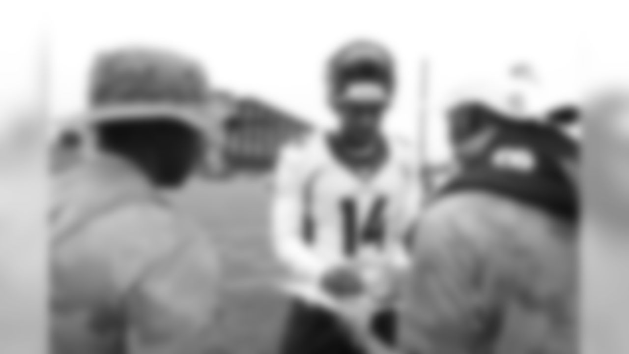 Courtland Sutton meets actice duty military members after practice in Englewood, Colorado, August 21, 2019.
Photo by Gabriel Christus