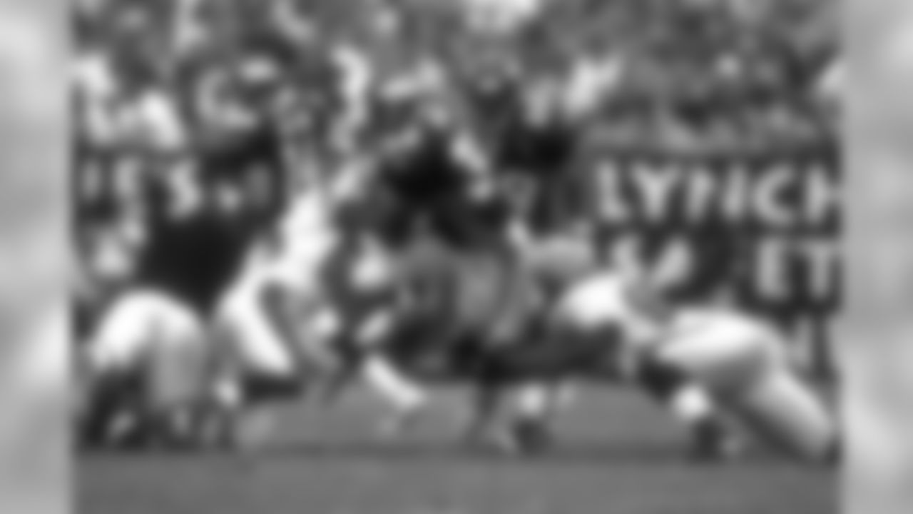Terrell Davis rushes the ball against the Tampa Bay Buccaneers at Raymond James Stadium, Tampa Bay, FL in Kansas City, MO on September 26, 1999.