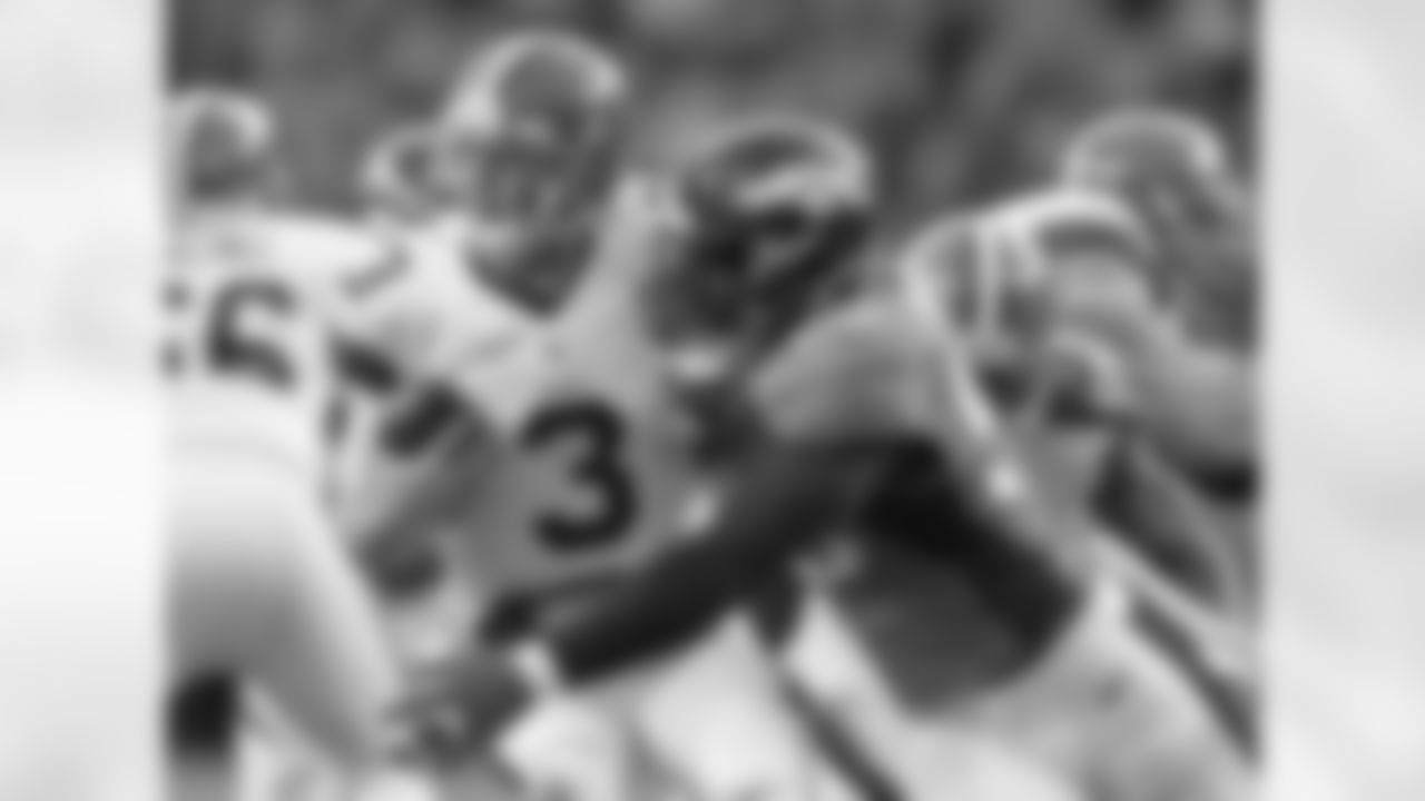 Von Miller becomes the team's single-season sack leader with his 17.5th sack of the year.