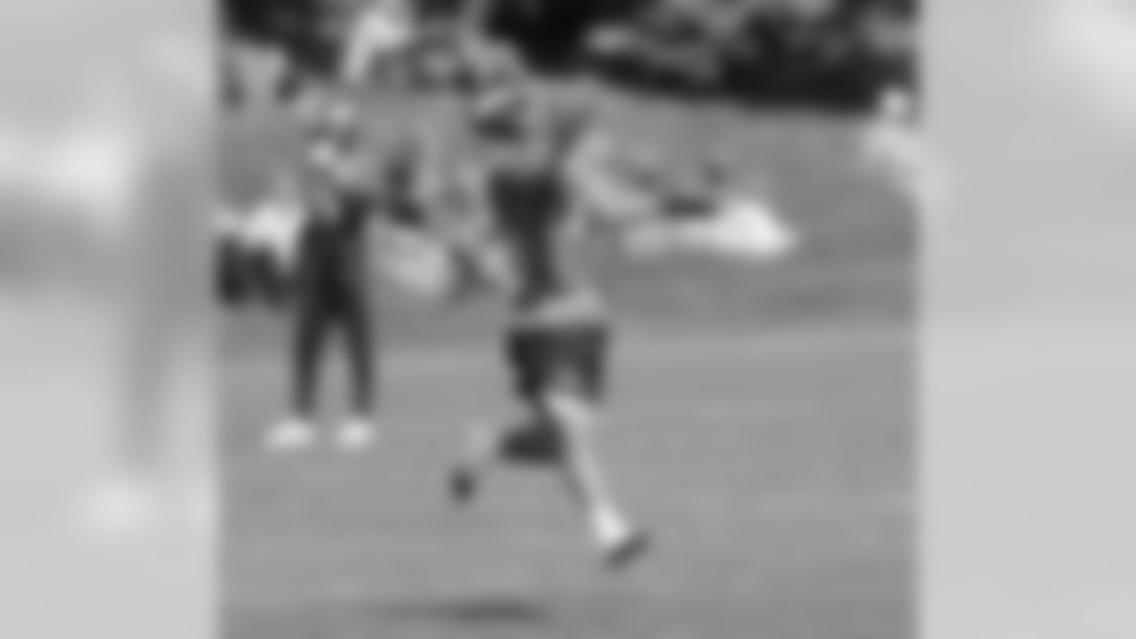 WR Brandon Stokley makes a one-handed catch.