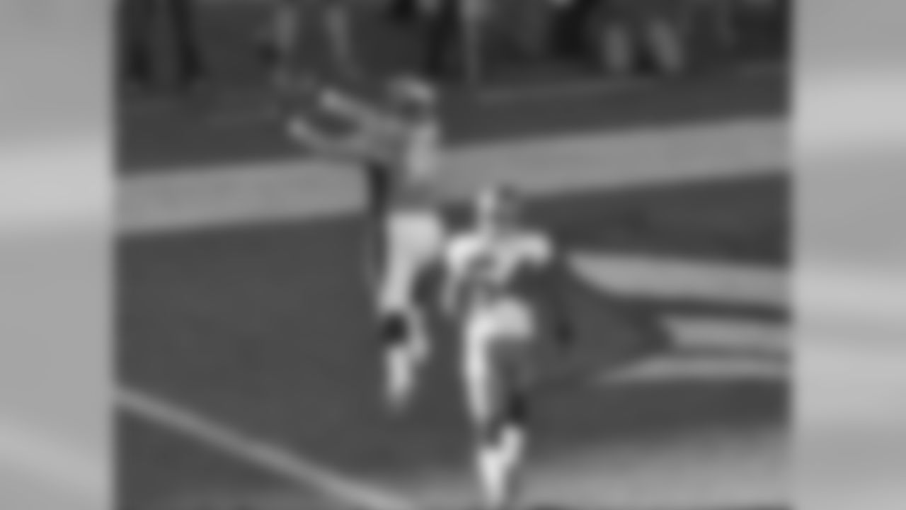 DT Mitch Unrein catches a touchdown pass to open Denver's scoring in the team's 31-23 win to clinch the AFC West title vs. Tampa Bay in Week 13.
