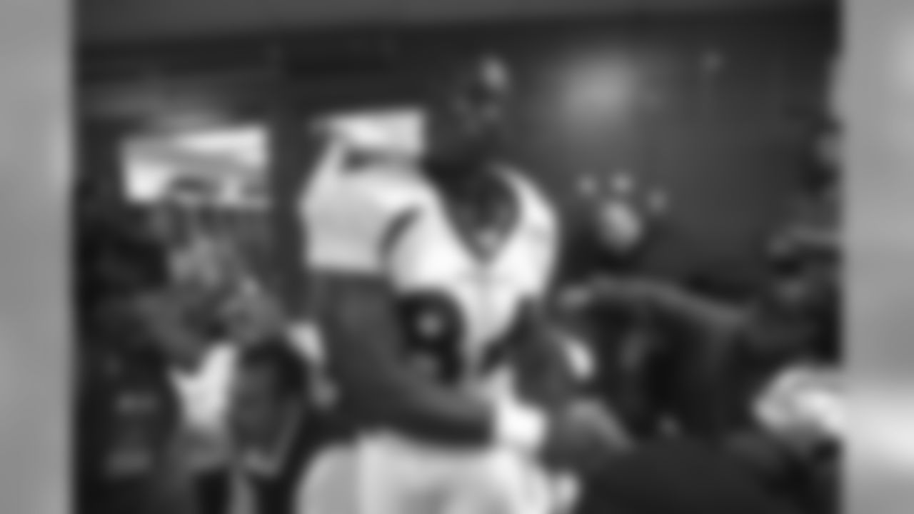 Shannon Sharpe celebrates with his teammates after a game against the Kansas City Chiefs at Arrowhead Stadium in Kansas City, MO on October 20, 2002.