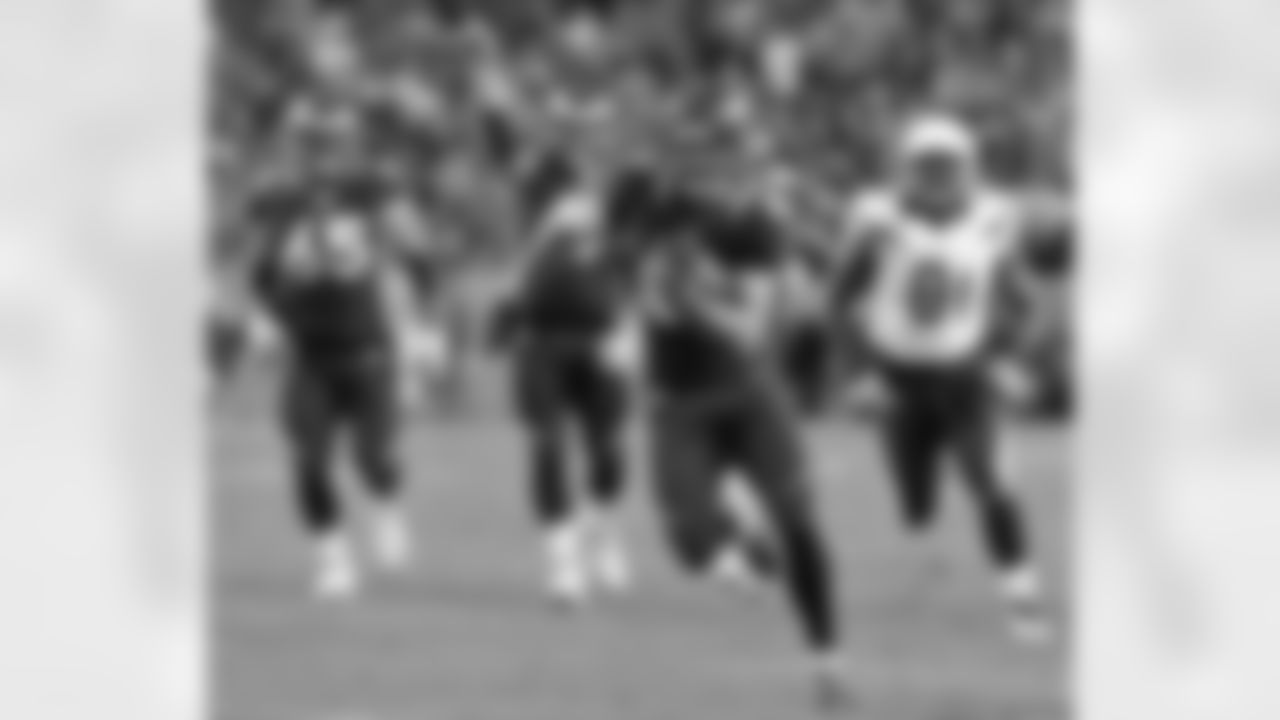 WR Eric Decker heads to the end zone on a 20-yard touchdown catch.