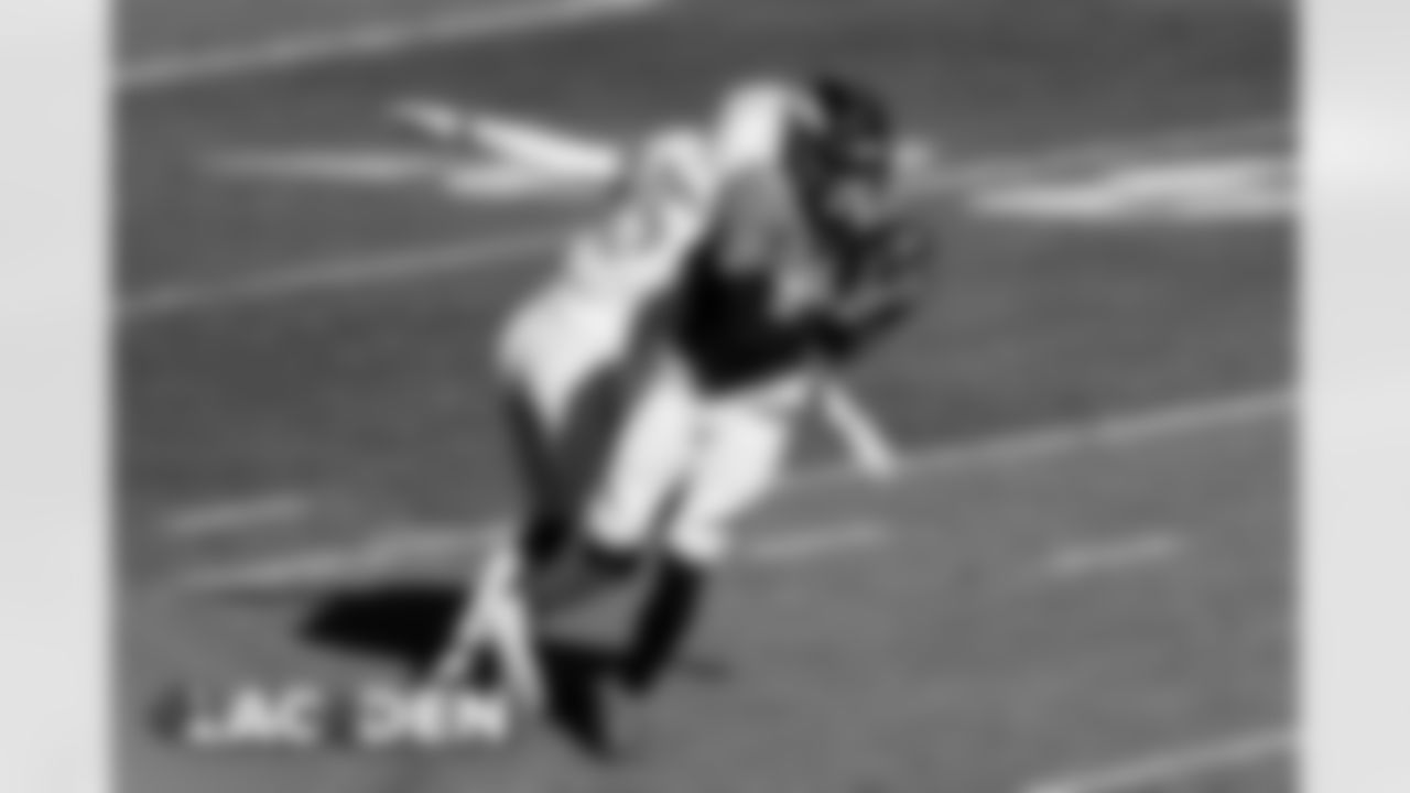 Justin Simmons intercepts a pass during the first half of the Broncos' Week 8 game against the Los Angeles Chargers at Empower Field at Mile High on November 1, 2020. (Photo by Gabriel Christus)
