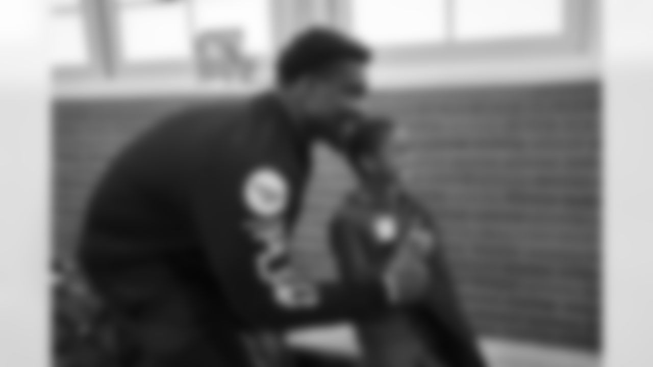Lloyd Cushenberry III helps pass out winter coats to students at Eiber Elementary School in Lakewood, Colorado on October 3, 2023. Photo by Nicole Pennetta / Denver Broncos