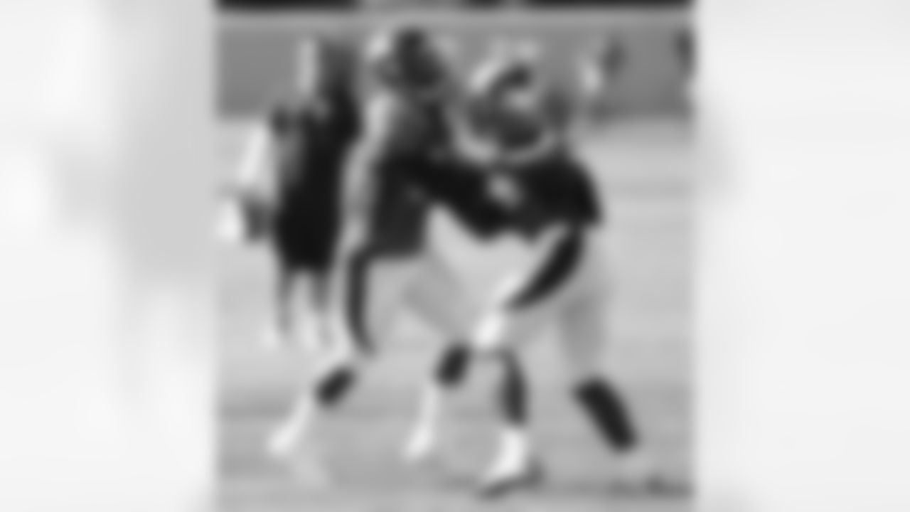 LB Von Miller wraps up LB Jerry Franklin