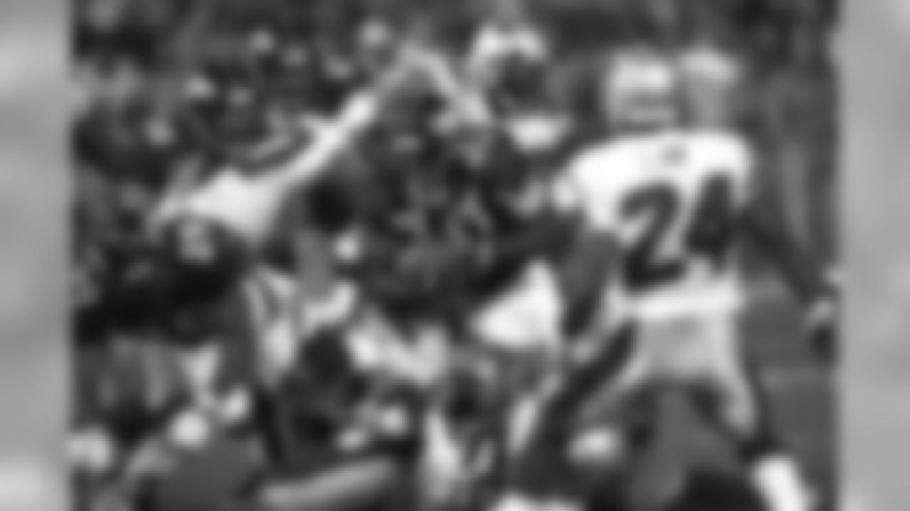 Terrell Davis breaks free from the Patriots defense en route to the end zone for a Broncos touchdown against the New England Patriots at Mile High Stadium in Denver, CO on September 7, 1998.