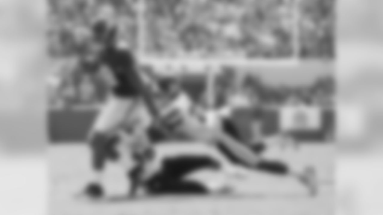 TE O.J. Howard, Alabama
"Five Denver tight ends combined for 591 yards receiving this season. That's not nearly enough, especially as QBs Trevor Siemian and Paxton Lynch attempt to develop. The exciting 2017 TE class offers the Broncos hope of improving their situation. Any of Howard, Evan Engram or David Njoku would upgrade that position for them. (Jake Butt, too, though his bowl-game knee injury complicates things.) Howard's athleticism is an element sorely missing on the Denver depth chart." [Jan. 30]