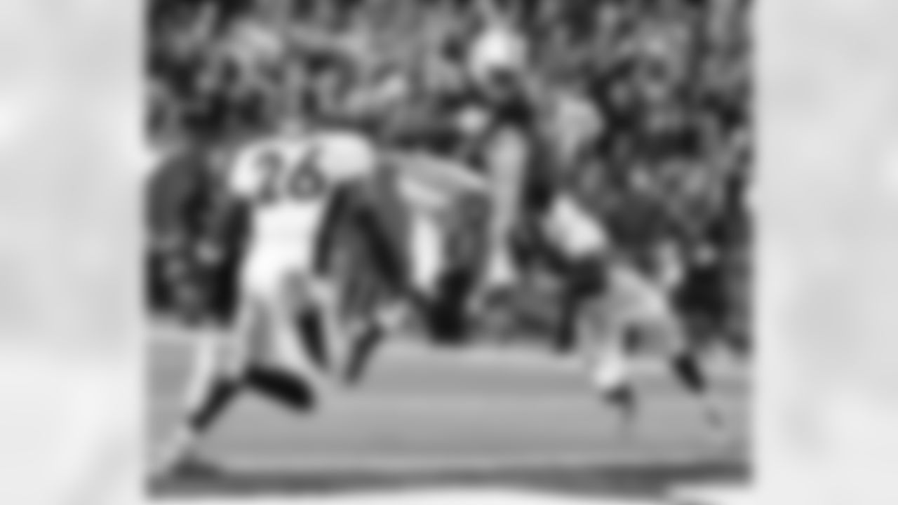 Running back Ahmad Bradshaw got the Colts ahead once again, jumping through the Broncos secondary to cross the goal line on an 8-yard pass from Luck.