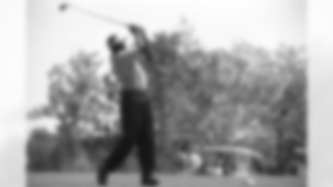 Rod Smith tees off as various players, coaches, alumni and local celebrities take part in the annual Mike Shanahan Golf Classic in 2002.