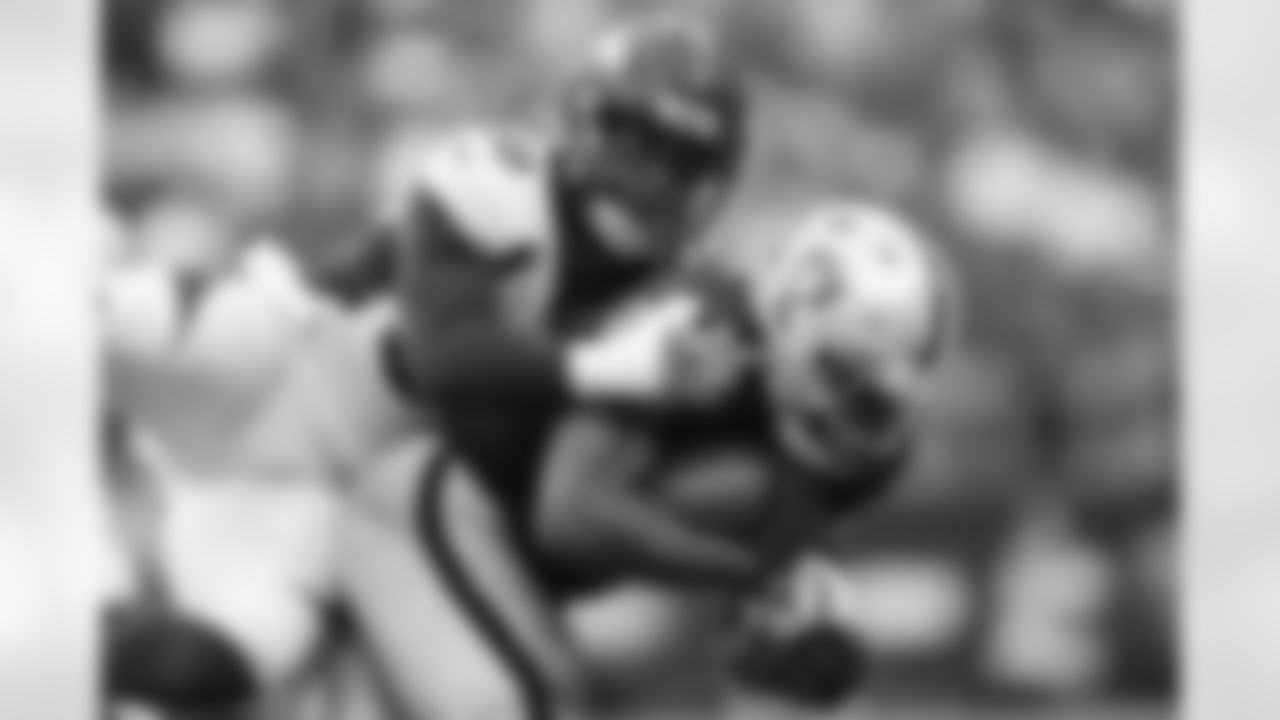 Denver Broncos linebacker Baron Browning (56) tackles Las Vegas Raiders running back Josh Jacobs (28) during the NFL Game against the Las Vegas Raiders on Sunday, October 2, 2022 at Allegiant Stadium in Las Vegas, Nevada.
Gabriel Christus / Denver Broncos