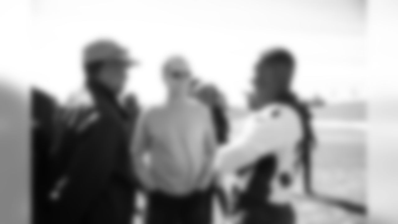 Will Parks talks with Broncos alumni as they watch the team's walkthrough and meet with current players and coaches afterward on October 12, 2019. (Photo by Jeremy Rincon)
