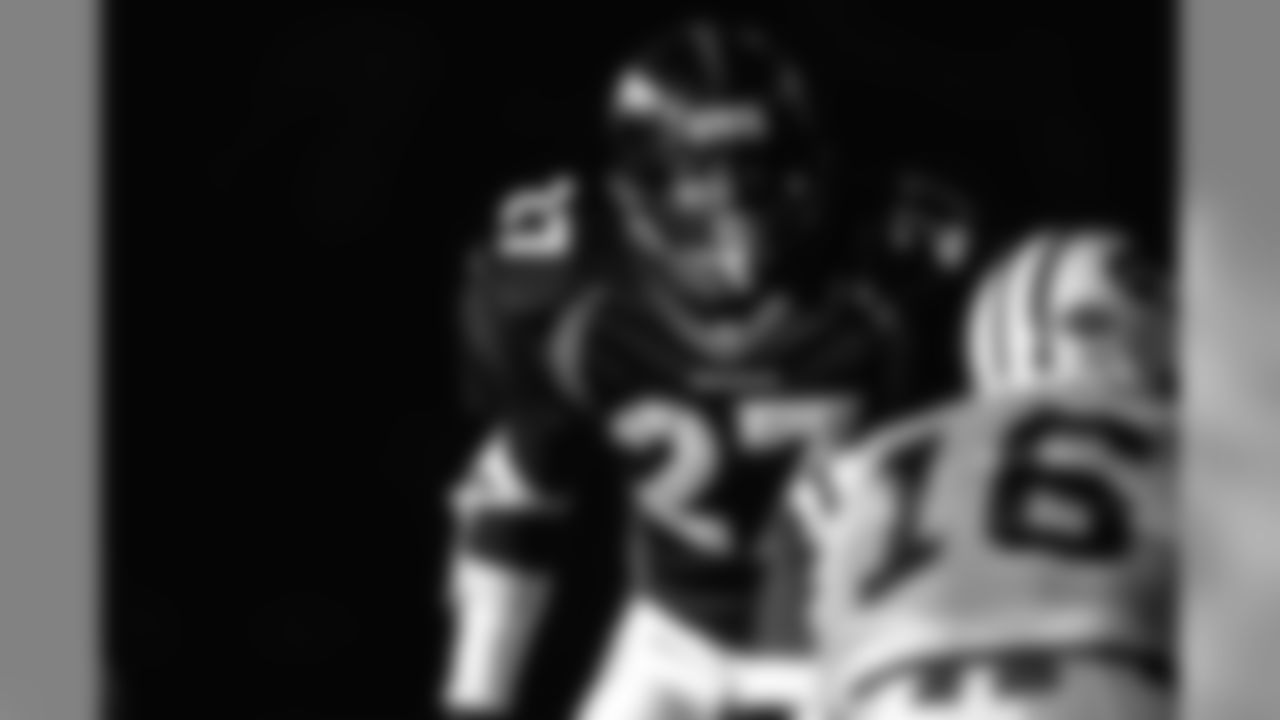 Steve Atwater awaits the snap of the ball against the New York Jets in the AFC Championship Game at Mile High Stadium in Denver, CO on January 17, 1999.