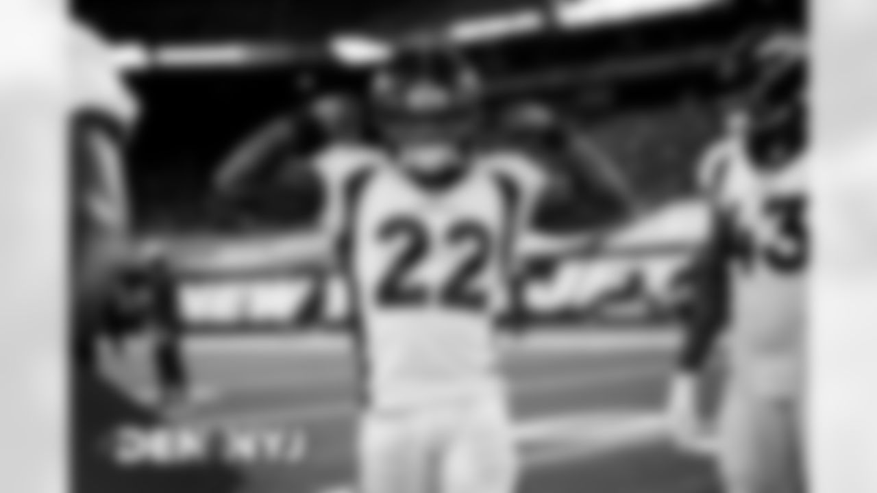 Kareem Jackson flexes during pregame warmups before the Broncos' Week 4 game against the New York Jets at MetLife Stadium in East Rutherford, New Jersey on October 1, 2020. (Photo by Ben Swanson)