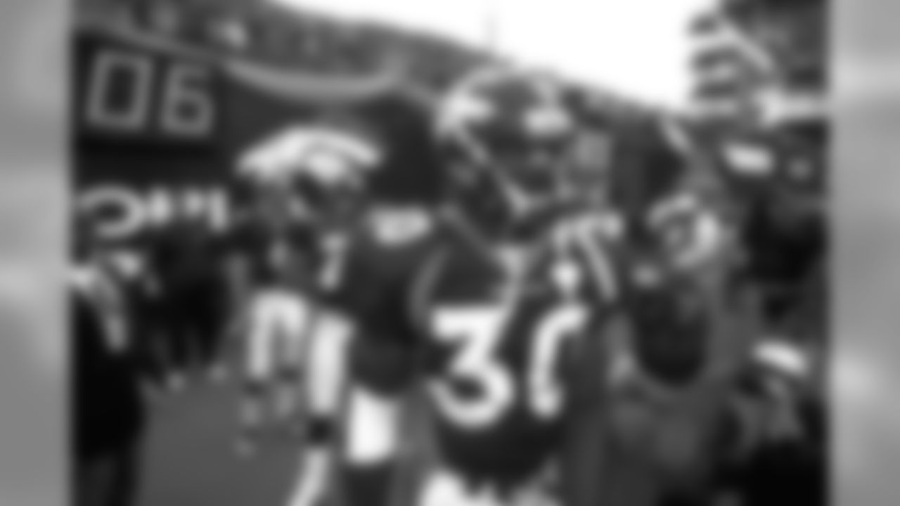 Terrell Davis awaits the pregame introductions against the Philadelphia Eagles at Mile High Stadium in Denver, CO on October 4, 1998.
