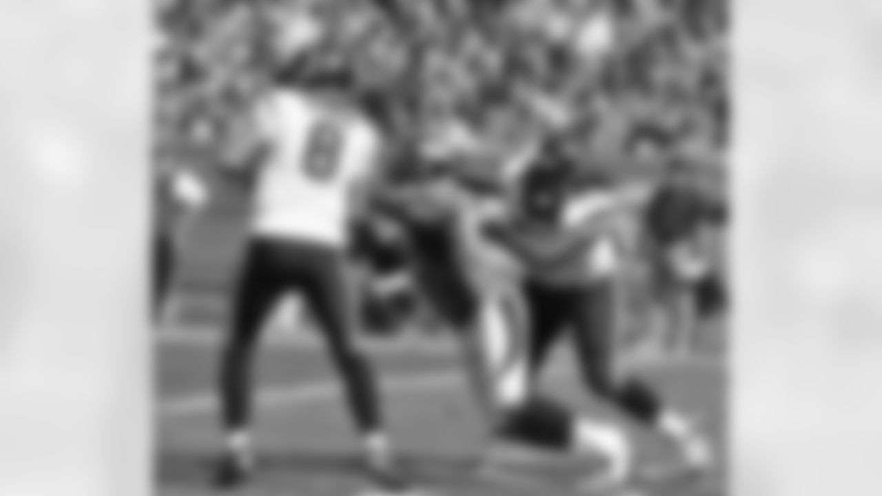 DE Elvis Dumervil brings down Texans QB Matt Schaub in the end zone for a safety, giving the Broncos an early 2-0 lead.