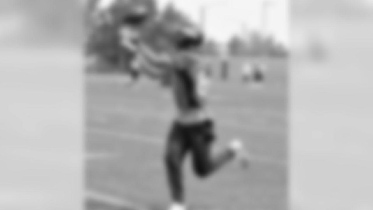 WR Eric Decker catches a pass during Wednesday's practice.
