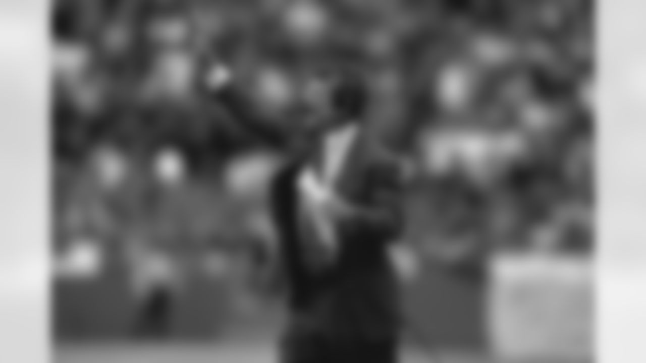 Dan Reeves coaches from the sideline during a game.