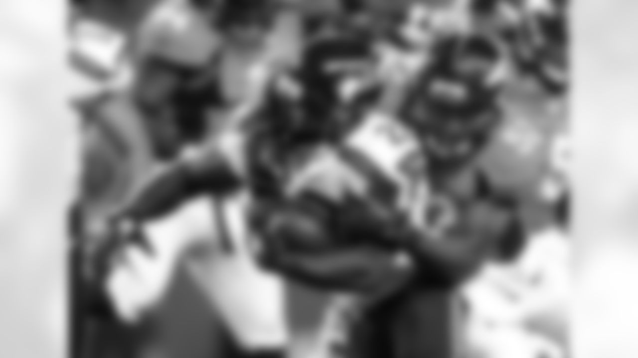 Woodyard takes down Turbin.