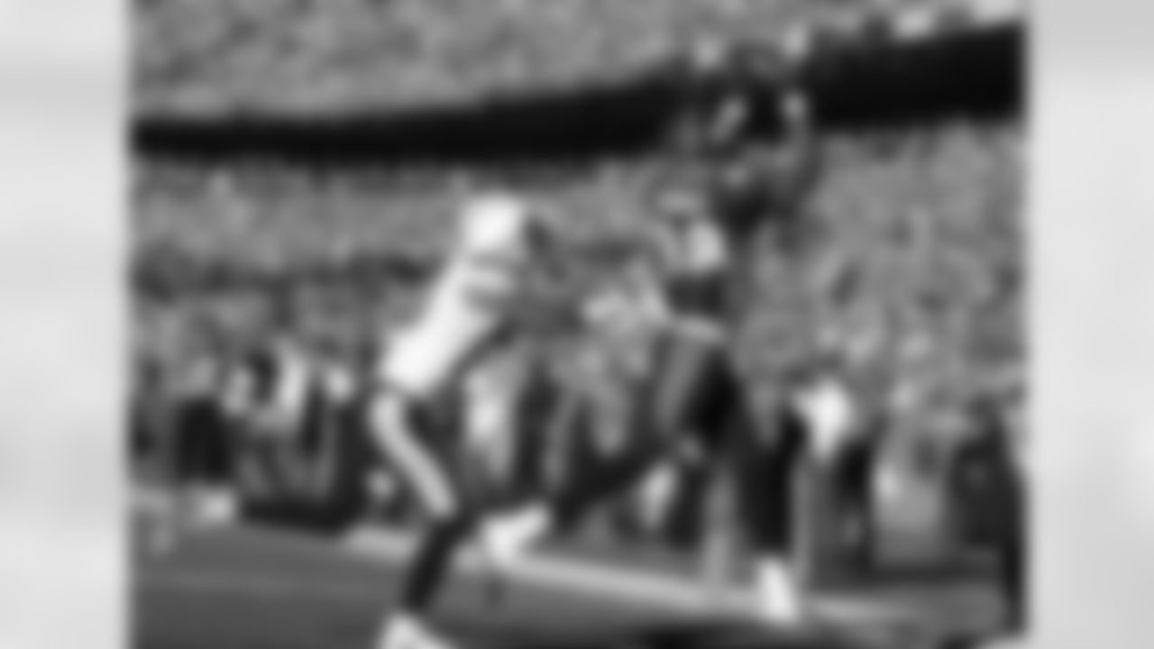Thomas comes up with a leaping touchdown grab.