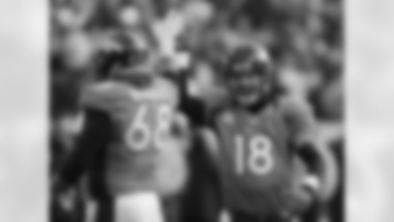 Manning high-fives guard Zane Beadles during the first half.