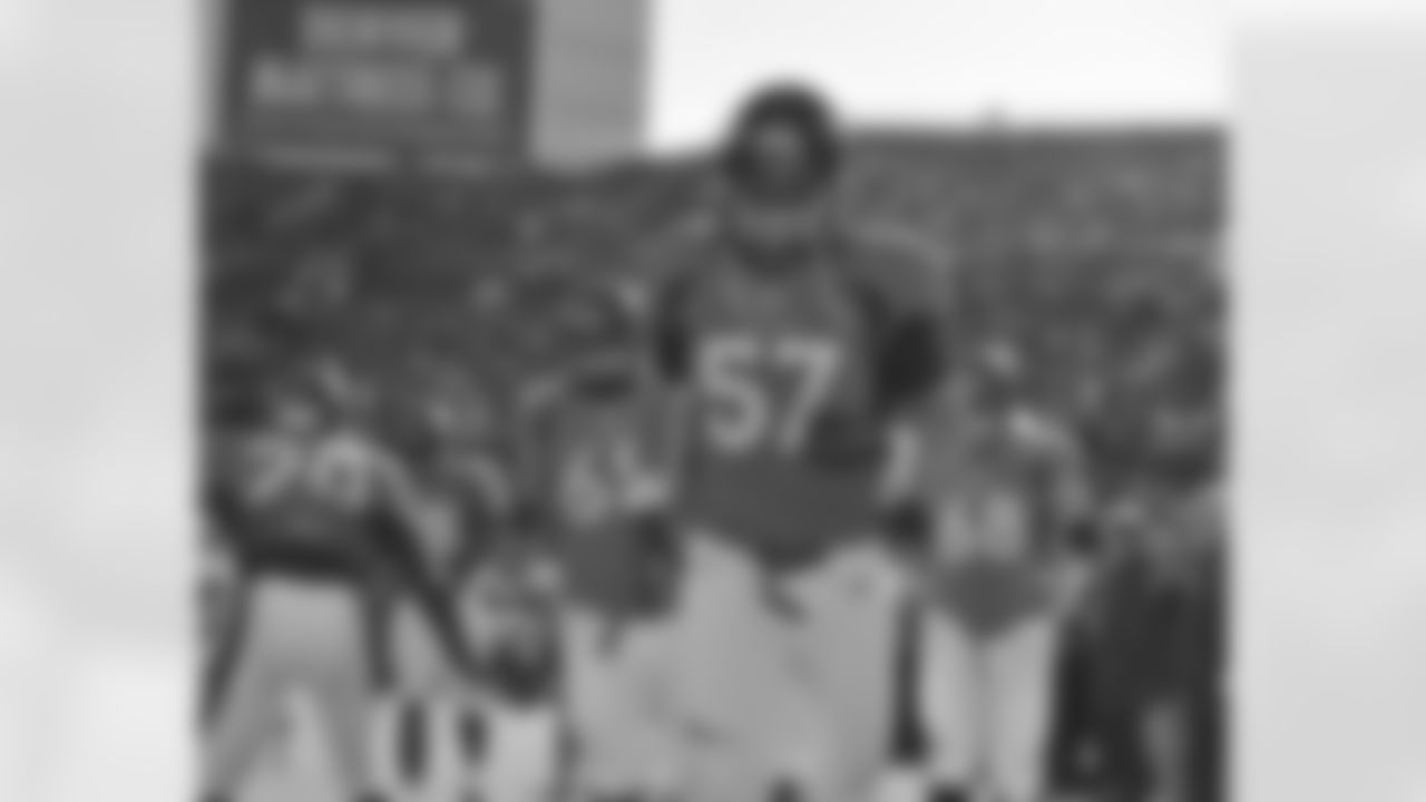LB Keith Brooking prepares for kickoff against the Browns.