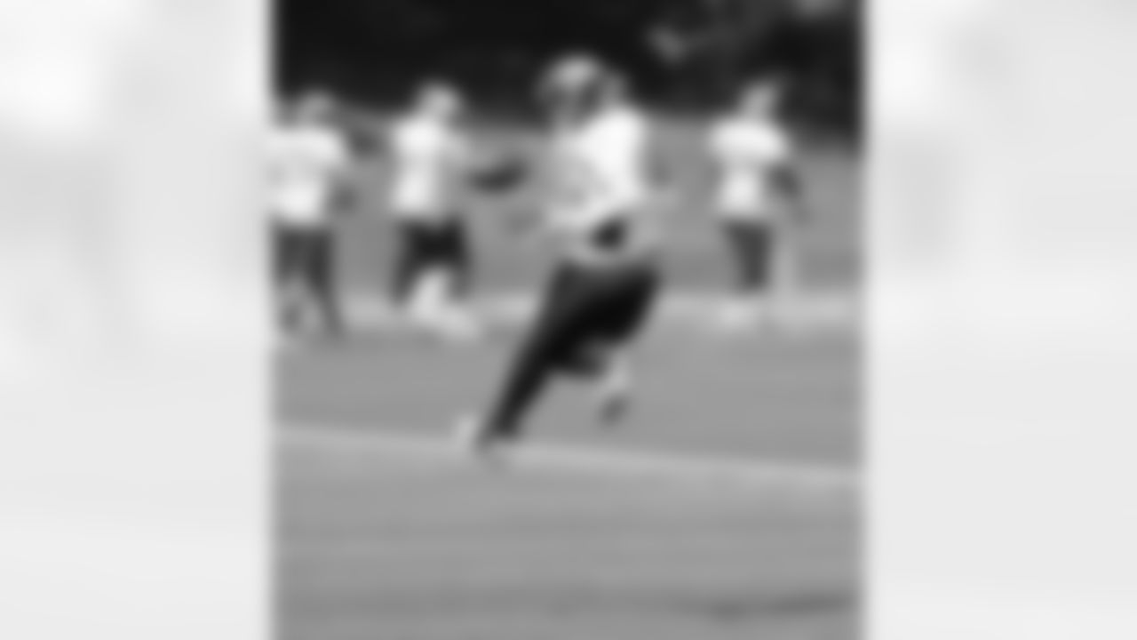 Willis reaches back to make a catch.