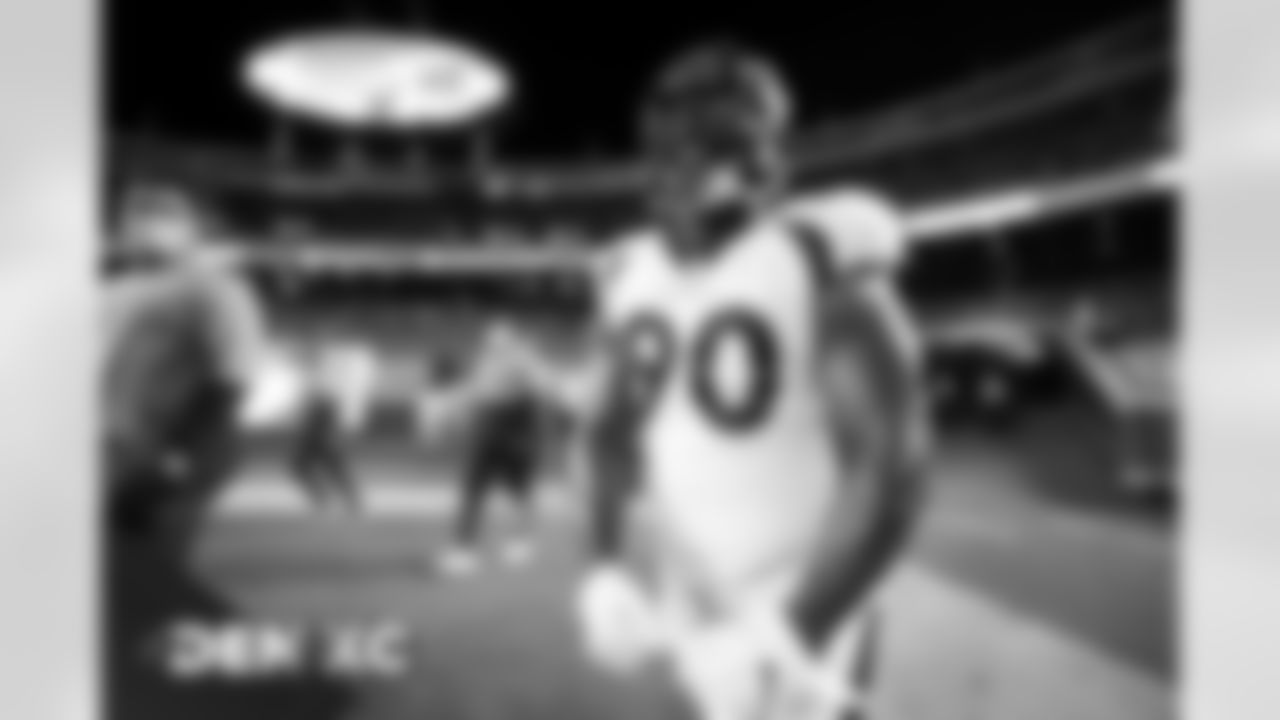 DeShawn Williams before the Broncos' Week 13 game against the Kansas City Chiefs at Arrowhead Stadium in Kansas City, Missouri. (Photo by Gabriel Christus)
