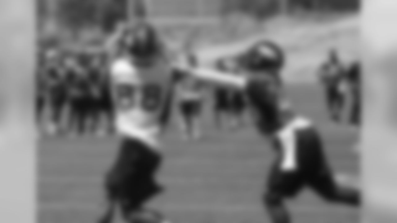 Thomas catches a touchdown just beyond the reach of Ward.