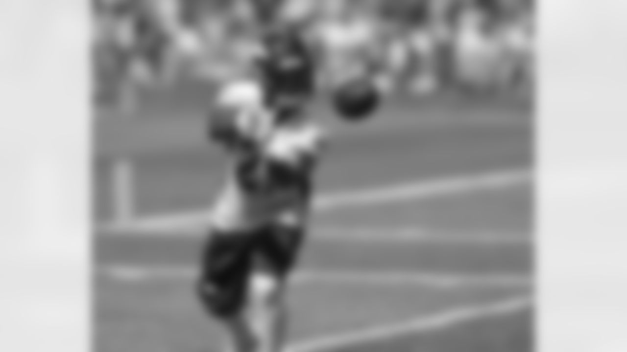 RB Knowshon Moreno looks in a pass.