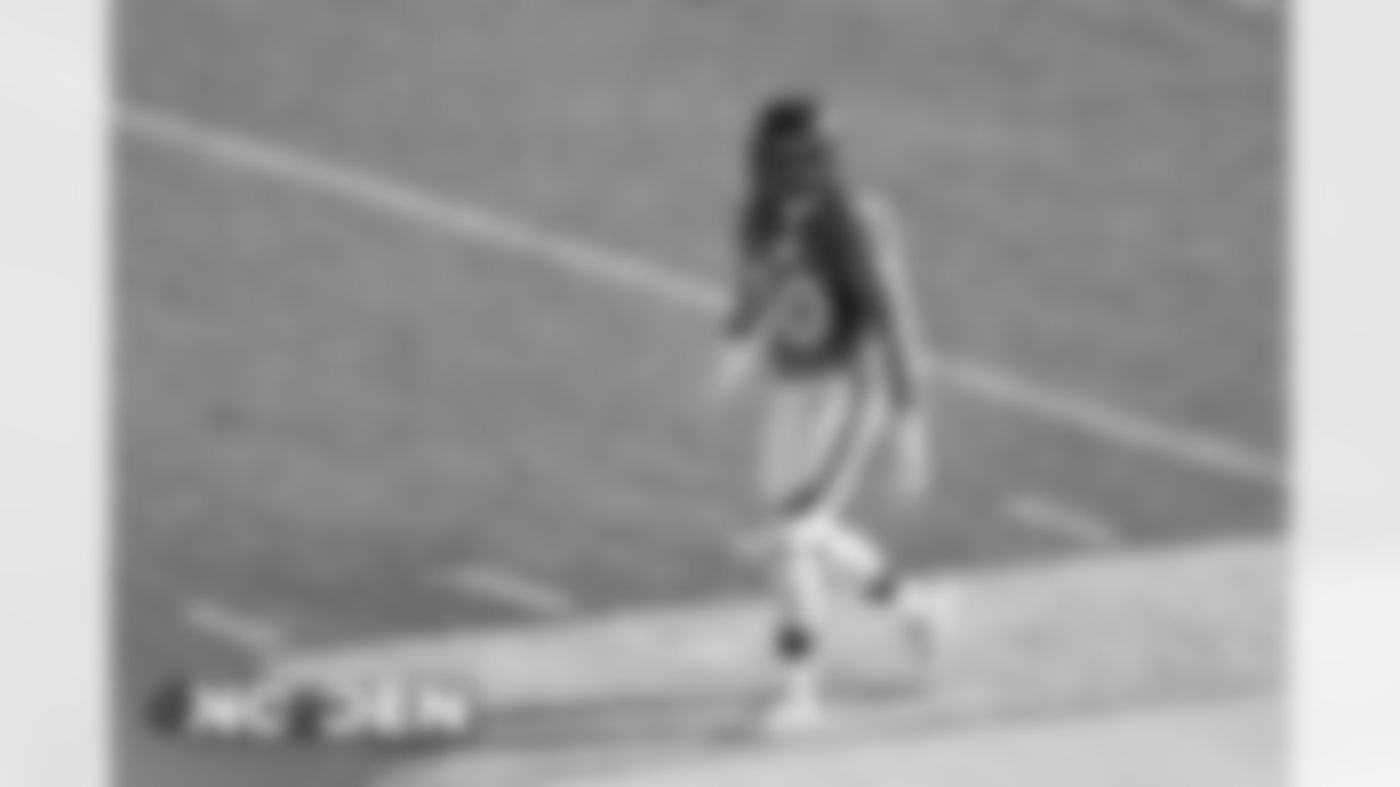 Phillip Lindsay warms up before the Broncos' Week 12 game against the New Orleans Saints at Empower Field at Mile High on November 29, 2020. (Photo by Gabriel Christus)