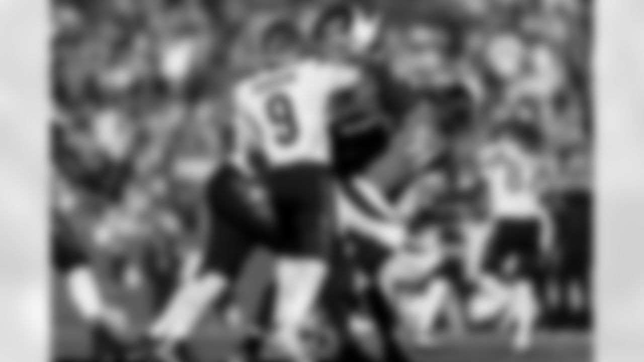 Shelby Harris against Joe Burrow during the Broncos' Week 15 game against the Cincinnati Bengals at Empower Field at Mile High in Denver, Colorado on December 19, 2021. (Photo by Gabriel Christus)