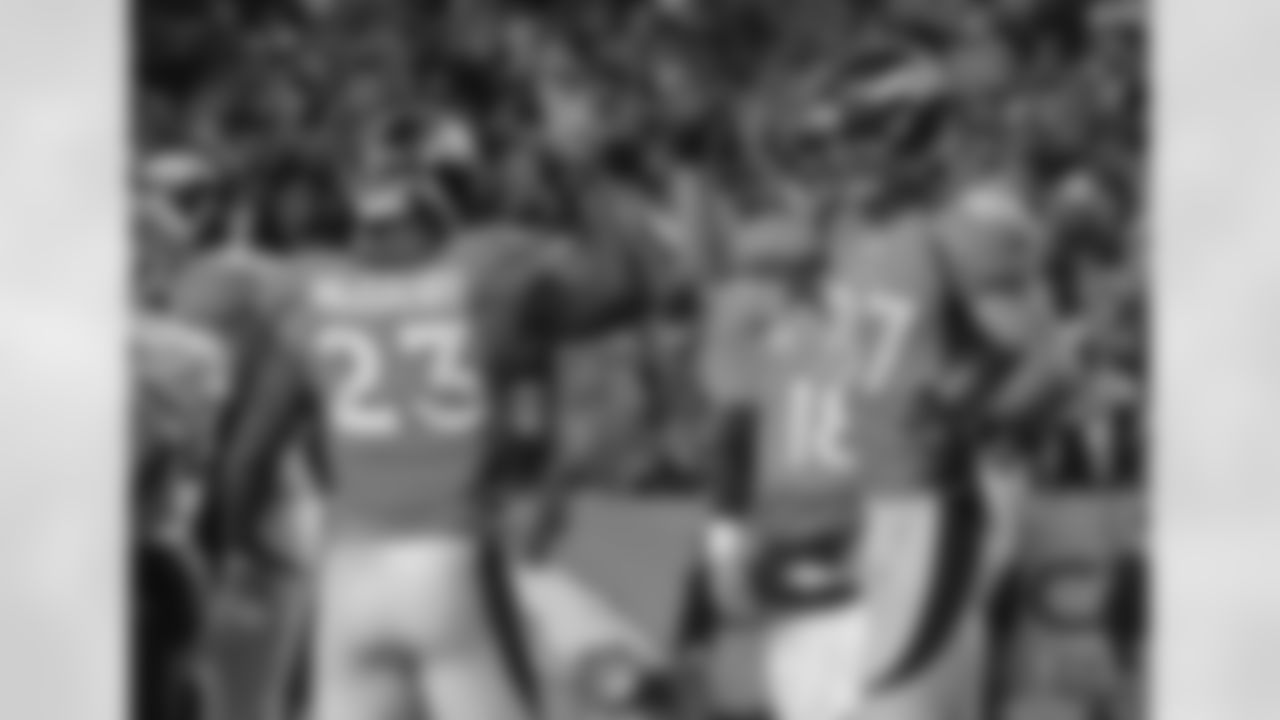 WR Eric Decker celebrates his 2-yard TD catch with McGahee.