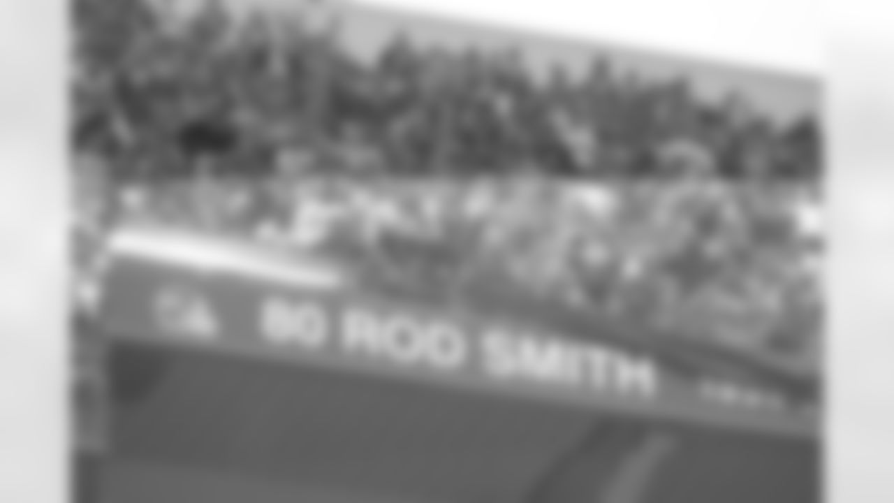 Smith's name is unveiled as the 23rd member of the Denver Broncos Ring of Fame.