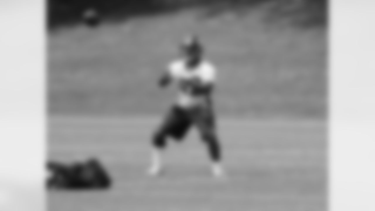 RB Mario Fannin catches a pass out of the backfield.