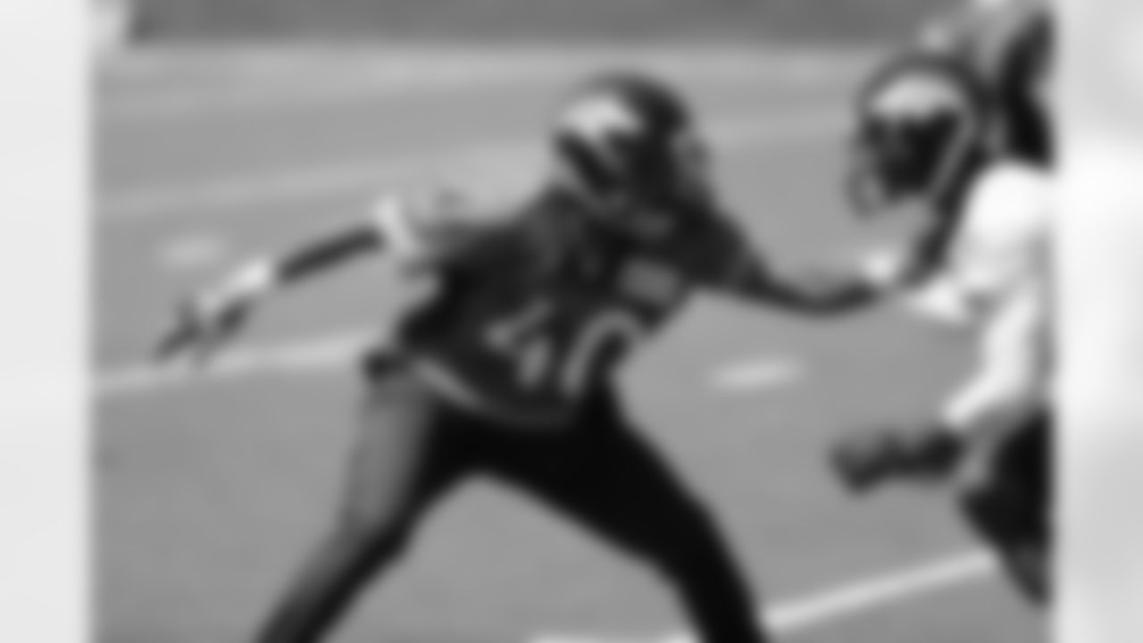 Hester defends WR Lamaar Thomas.