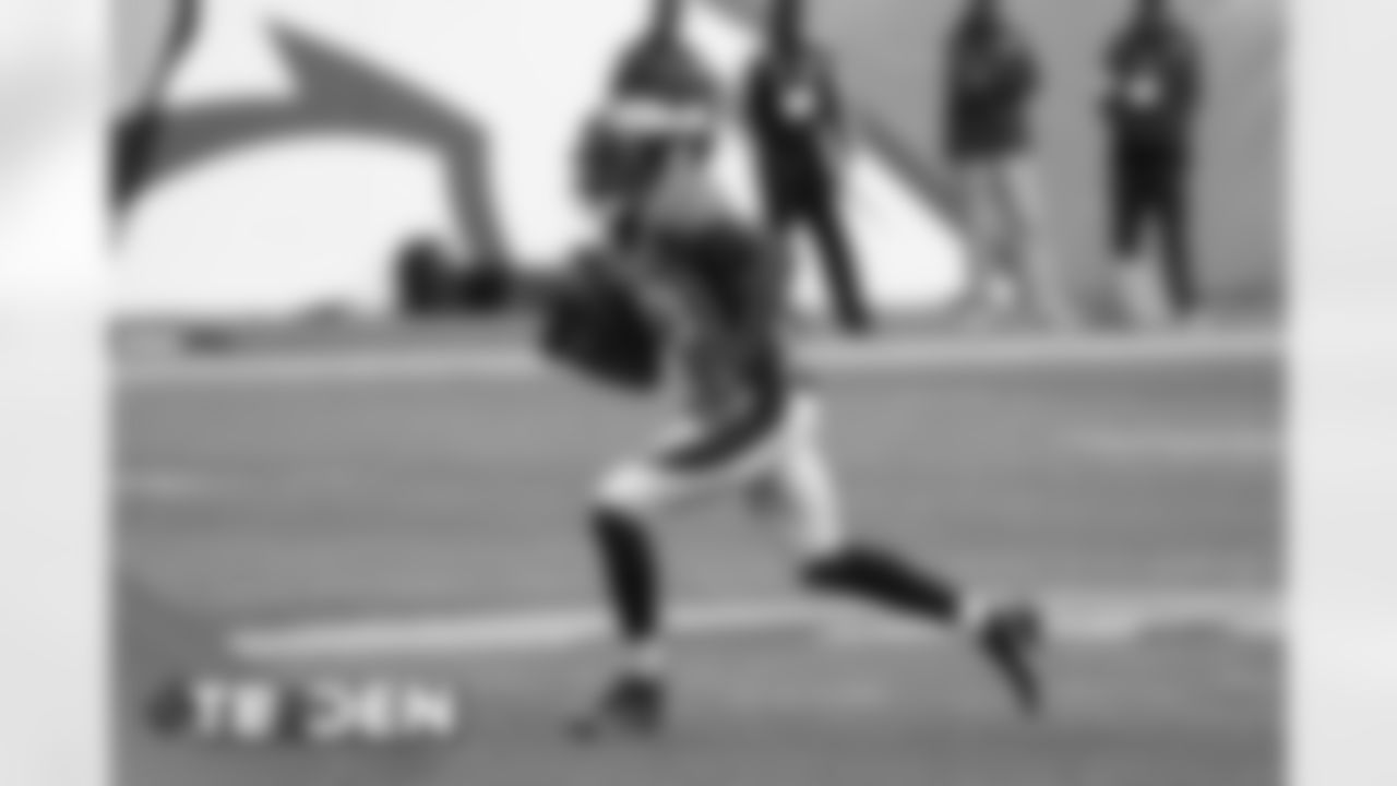 Jerry Jeudy makes a catch and runs with the ball during the second half of the Broncos' Week 3 game against the Tampa Bay Buccaneers at Empower Field at Mile High on September 27, 2020. (Photo by Ben Swanson)