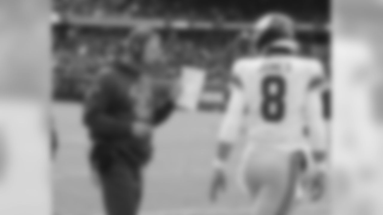 New York Giants head coach Pat Shurmur talks with New York Giants quarterback Daniel Jones (8) during an NFL football game against the Chicago Bears Sunday November 24, 2019 in Chicago (Evan Pinkus via AP)