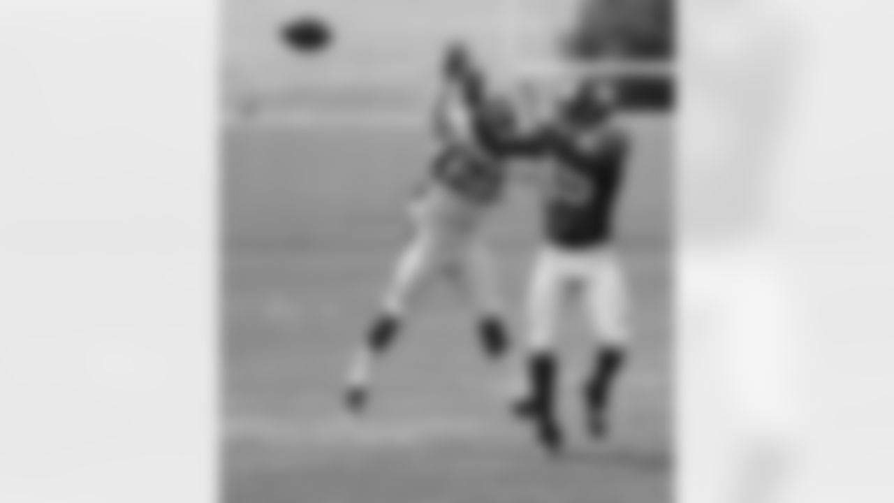 CB Ramzee Robinson closes in on a pass to TE Virgil Green.